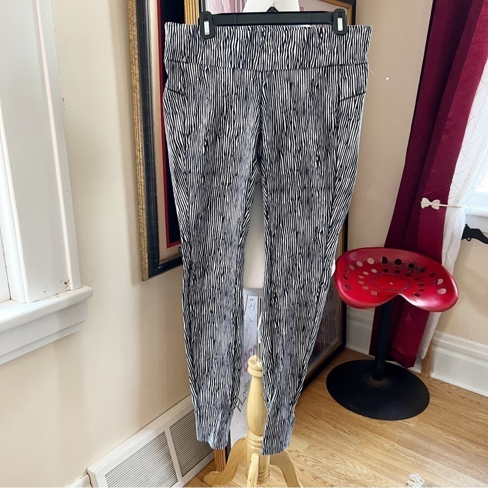NEW BALANCE White and Black Zebra Women’s Studio Yoga Pant Tights Size Large
